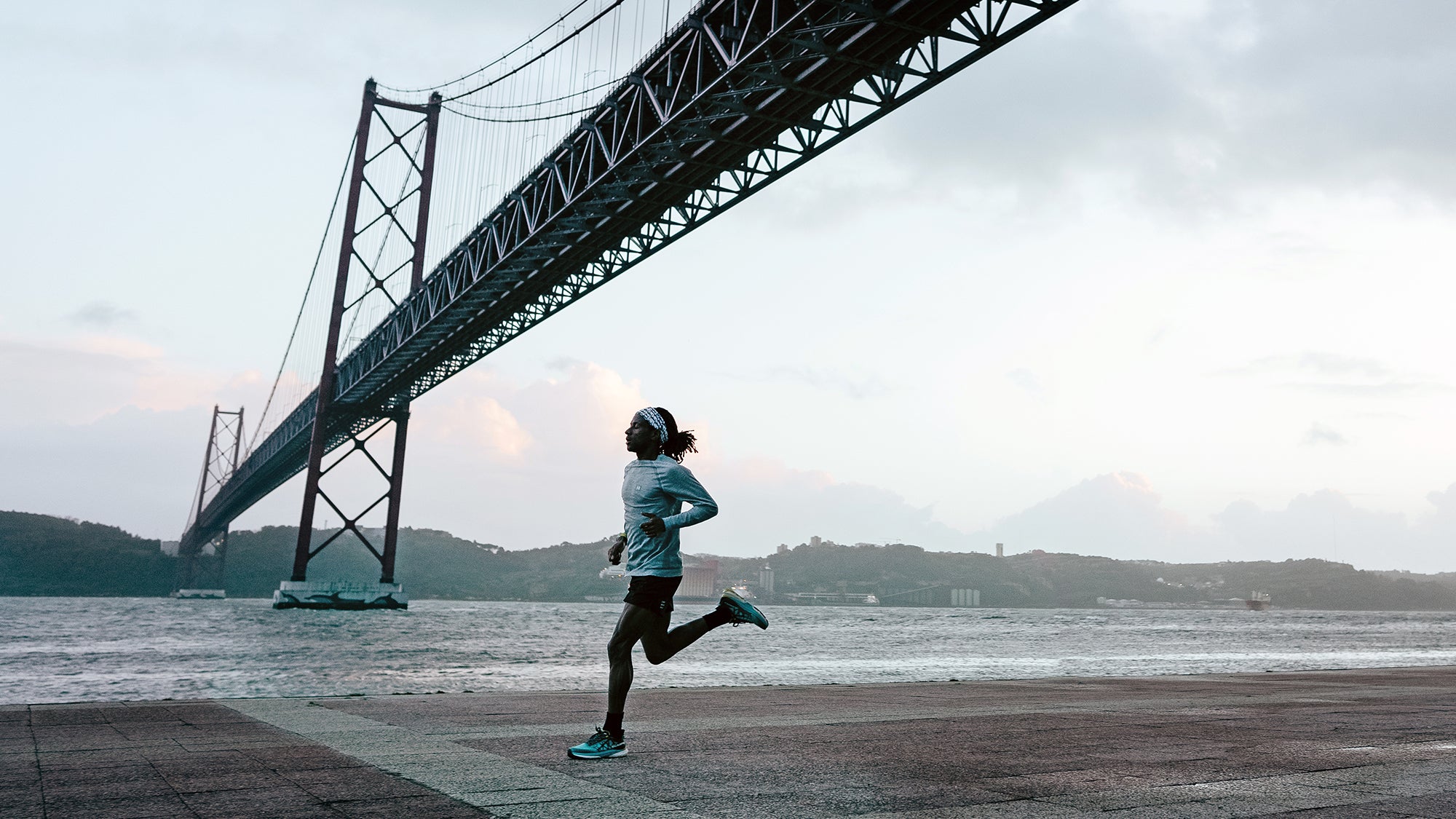 Helio Fumo running in Lisboa with SCARPA Golden Gate 2