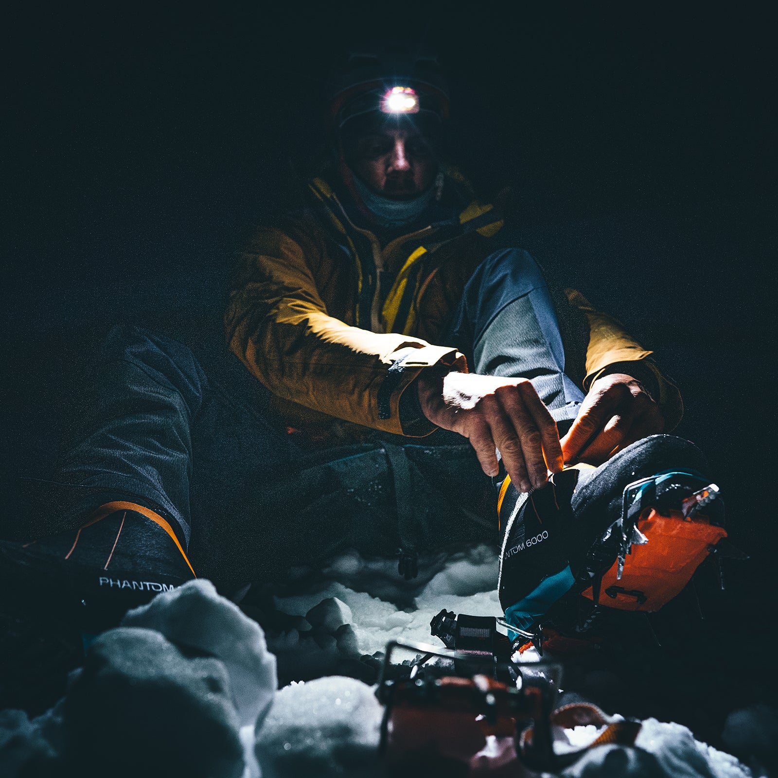 Mathieu Maynadier is lacing his Phantom 6000 HD during Mont blanc climbing