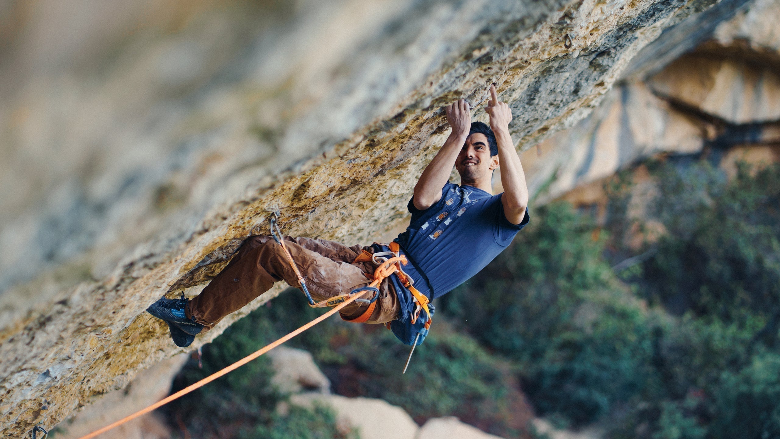 Jorge Diaz Rullo while climbing Café Colombia wearing SCARPA Chimera climbing shoes