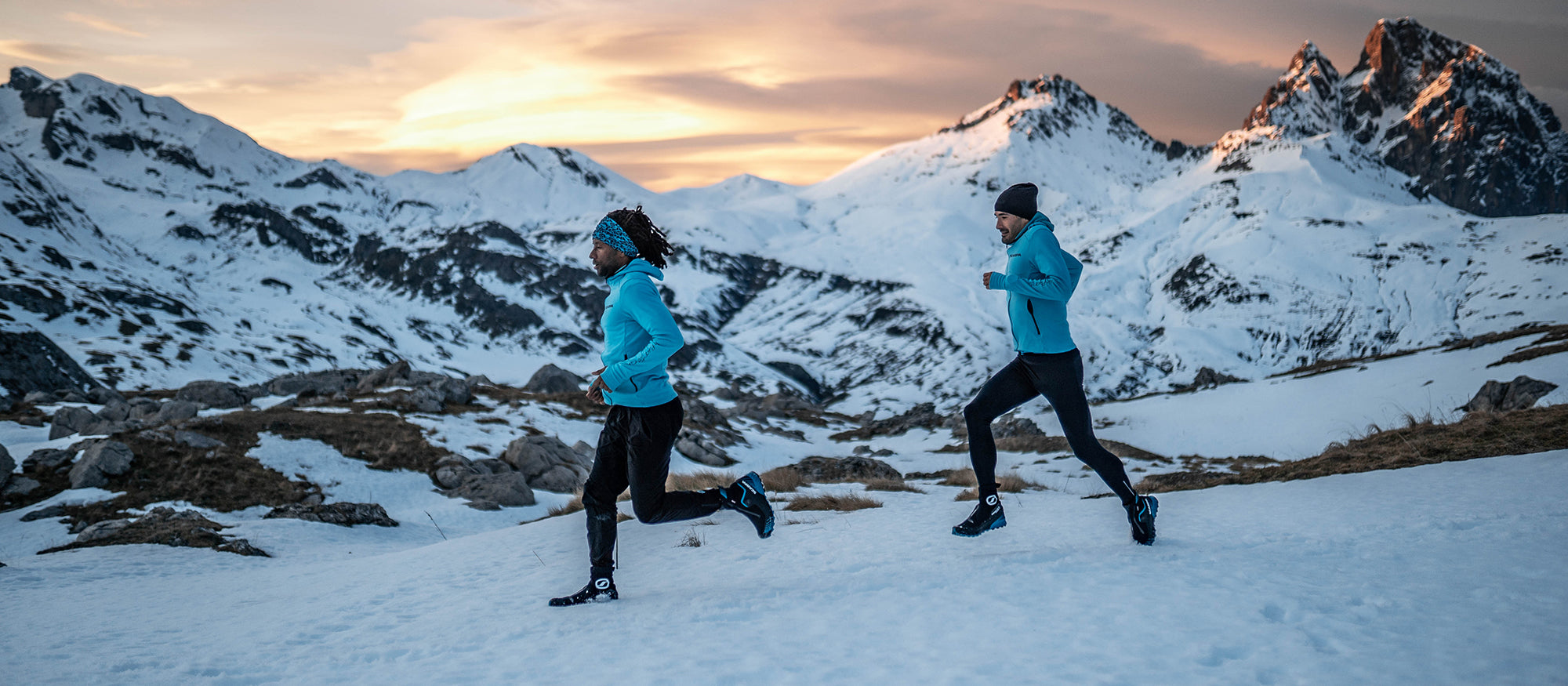 Helio Fumo running on a snow-covered trail with Ribelle Run Kalibra G