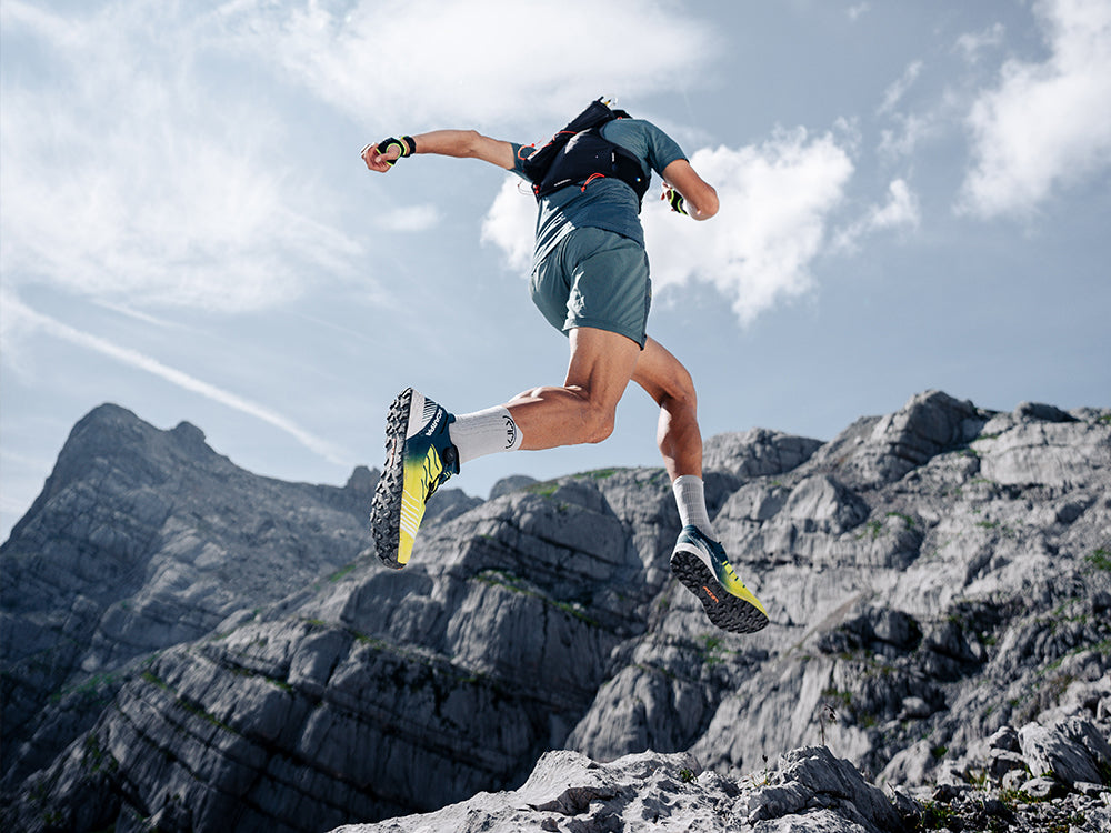 Philipp_Ausserhofer running on rocky terrain with Ribelle Run Kalibra HT