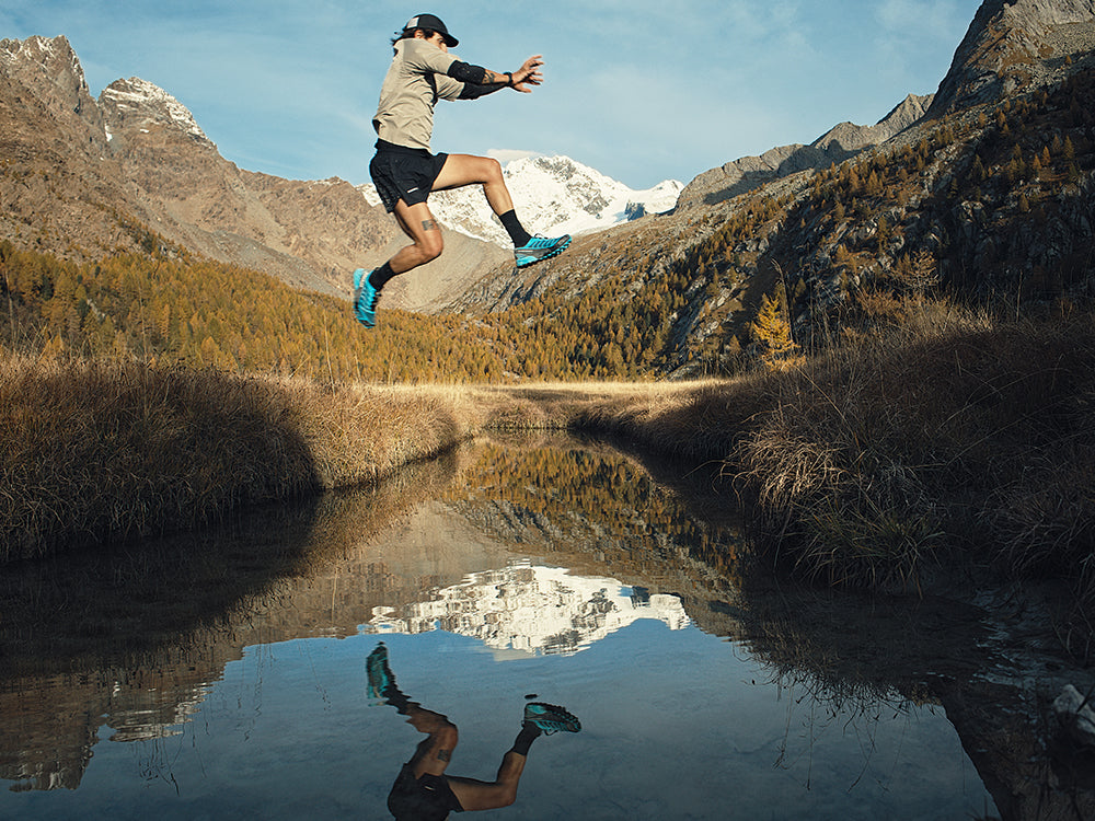Runner on a mountain path wearing Ribelle Run 2