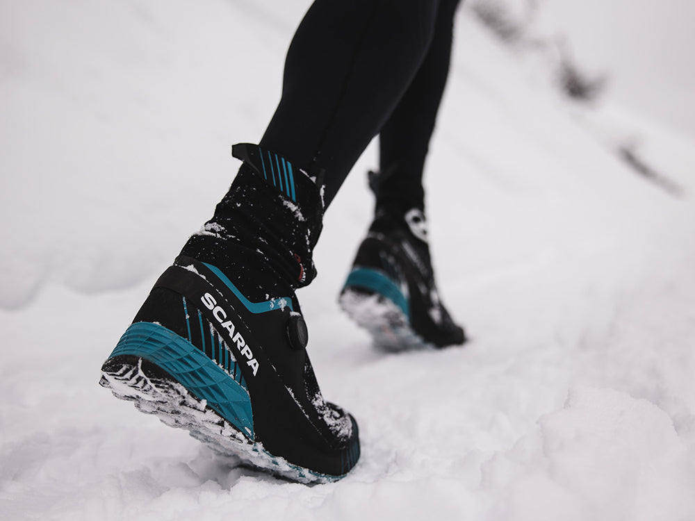 Runner on a snow-covered trail with Ribelle Run Kalibra G