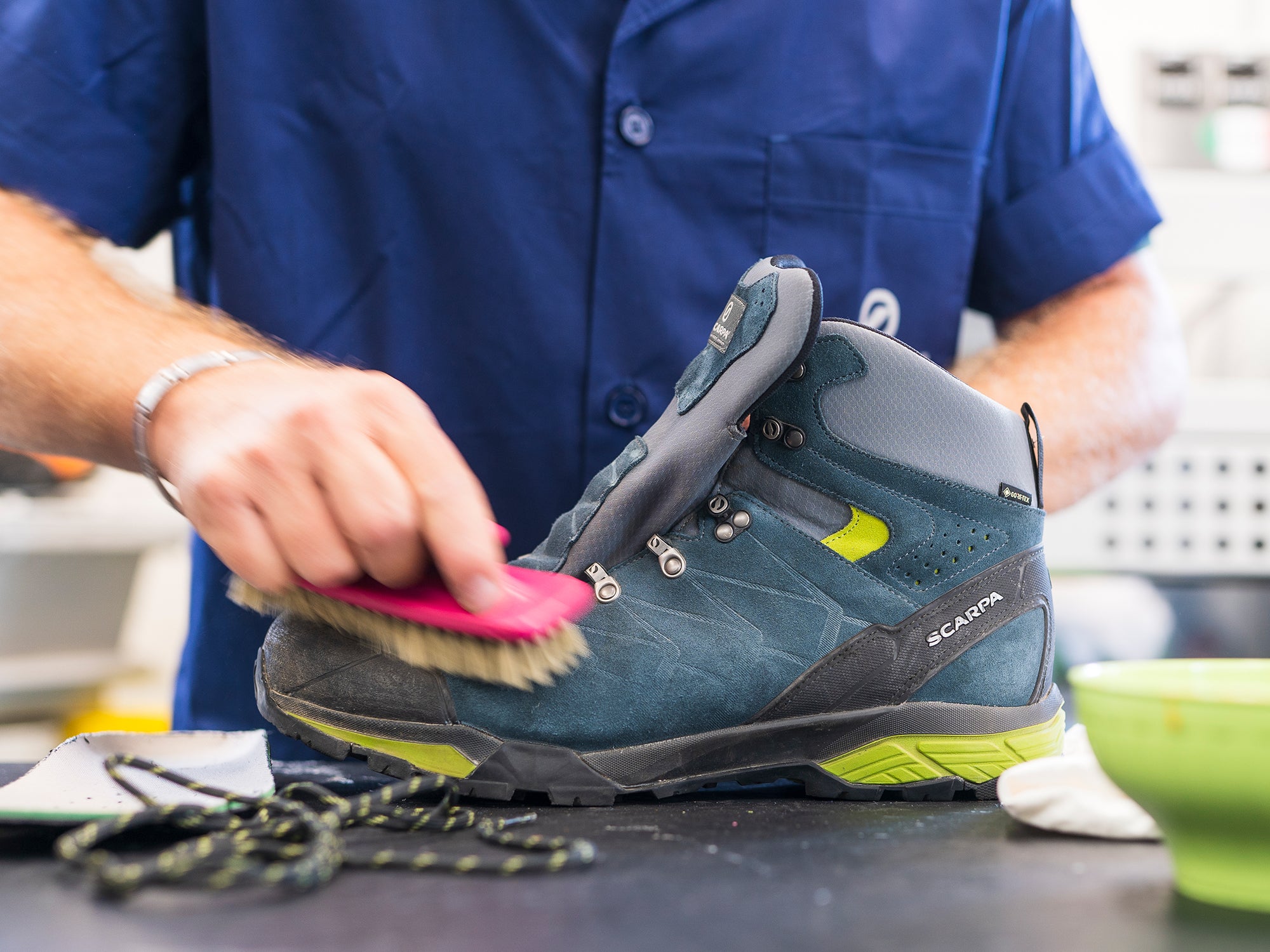 How to clean mountain shoe